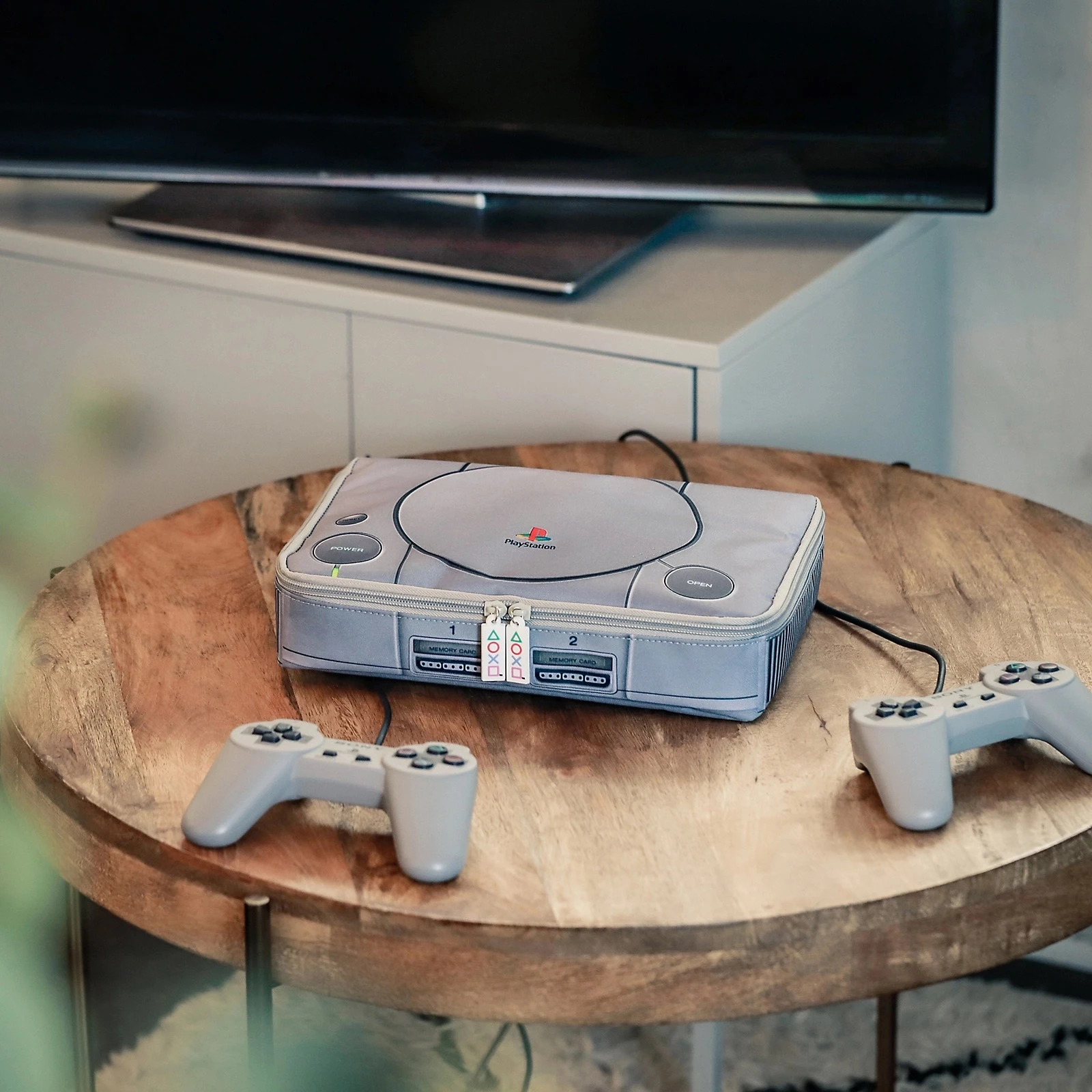 宝岛社推「PlayStation原尺寸收纳包」，收的不是东西是一种情怀