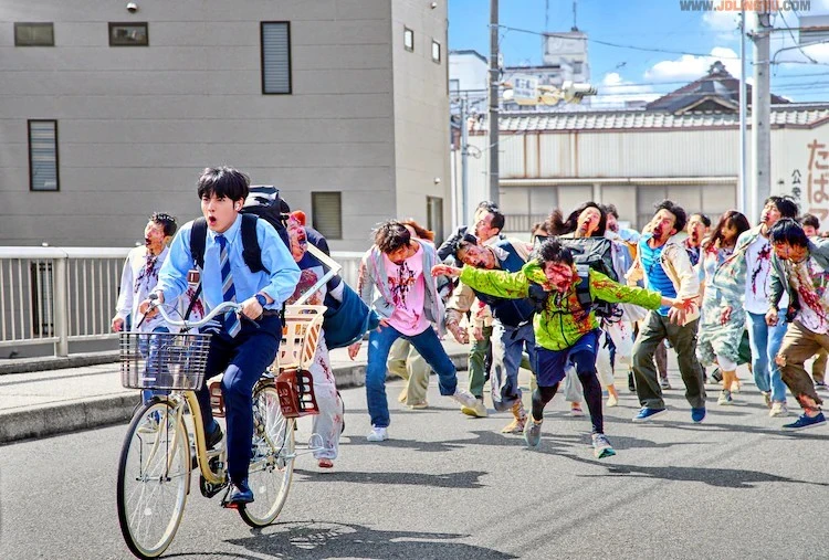 Netflix真人电影版《僵尸100》2023年公开,在僵尸世界散发正能量是否搞错了什么