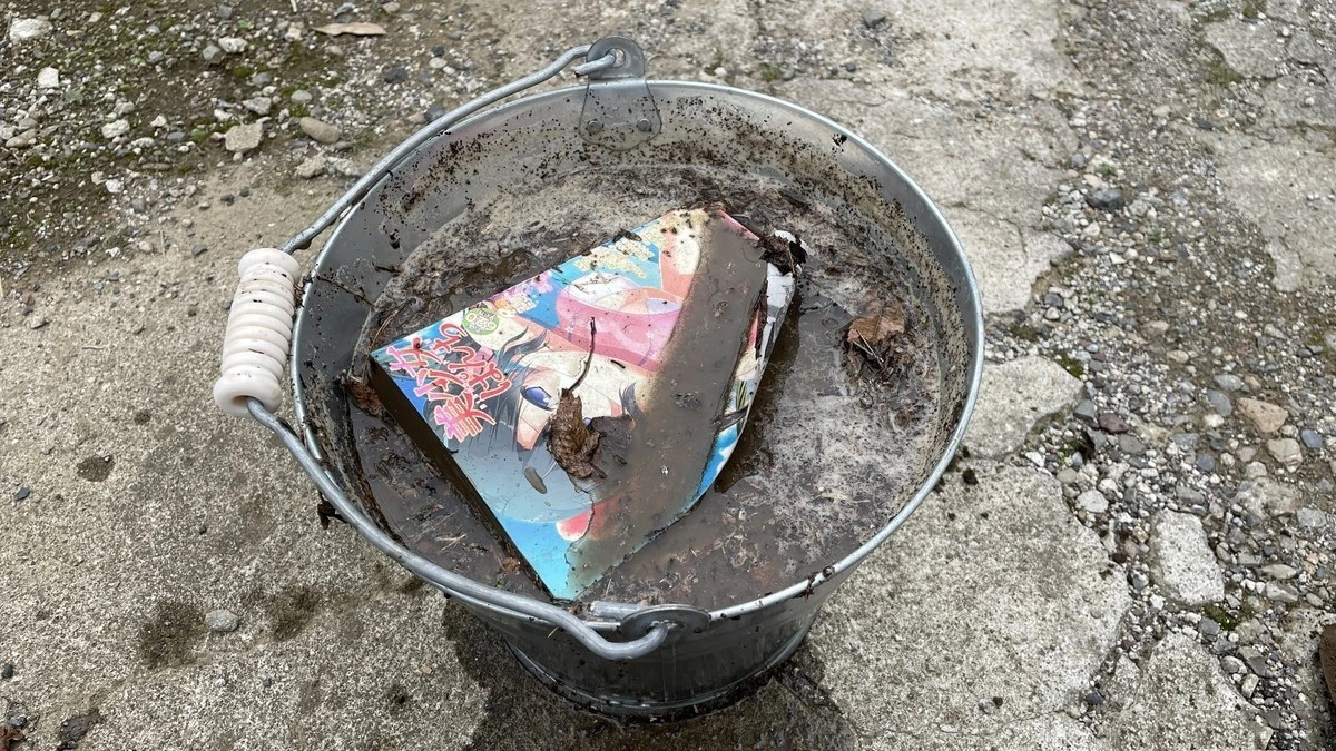 为修复破烂成人工口本,他自学图书修复技术实现儿时梦想