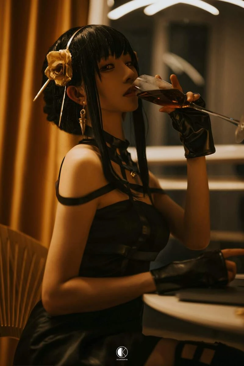 正妹Coser跳起来《间谍过家家x月薪娇妻》眼睛冒爱心老婆跳舞超可爱