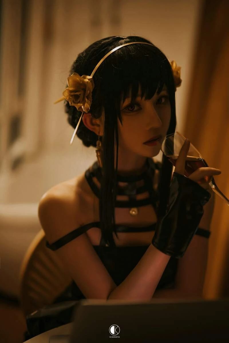 正妹Coser跳起来《间谍过家家x月薪娇妻》眼睛冒爱心老婆跳舞超可爱