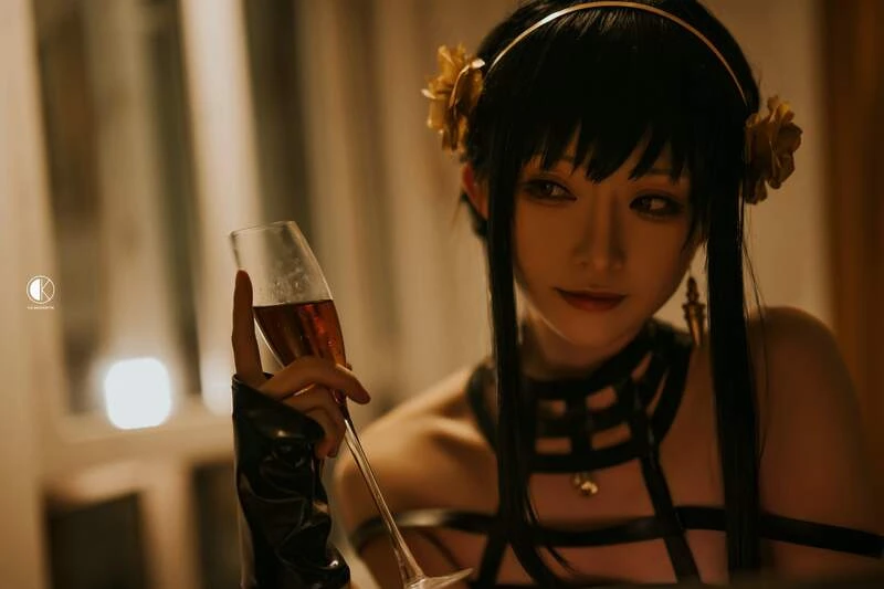 正妹Coser跳起来《间谍过家家x月薪娇妻》眼睛冒爱心老婆跳舞超可爱