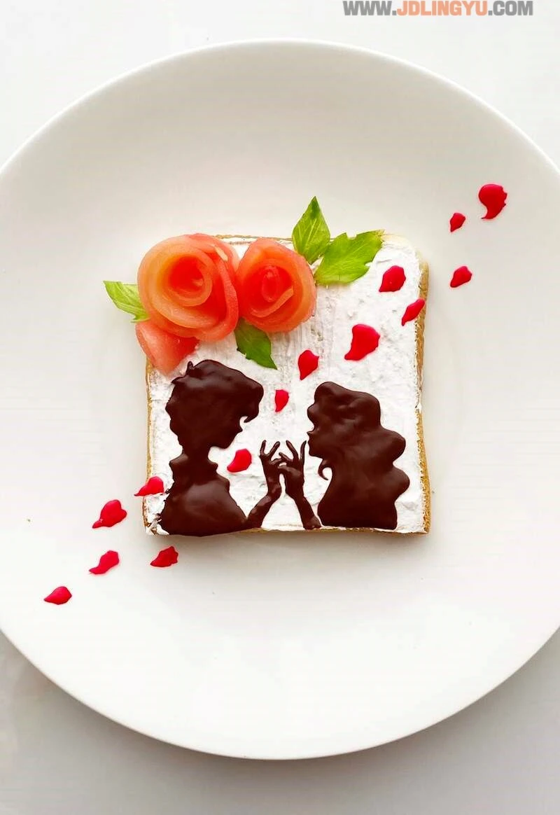 《美少女战士吐司艺术》用巧克力笔与水果搭配的漂亮画面