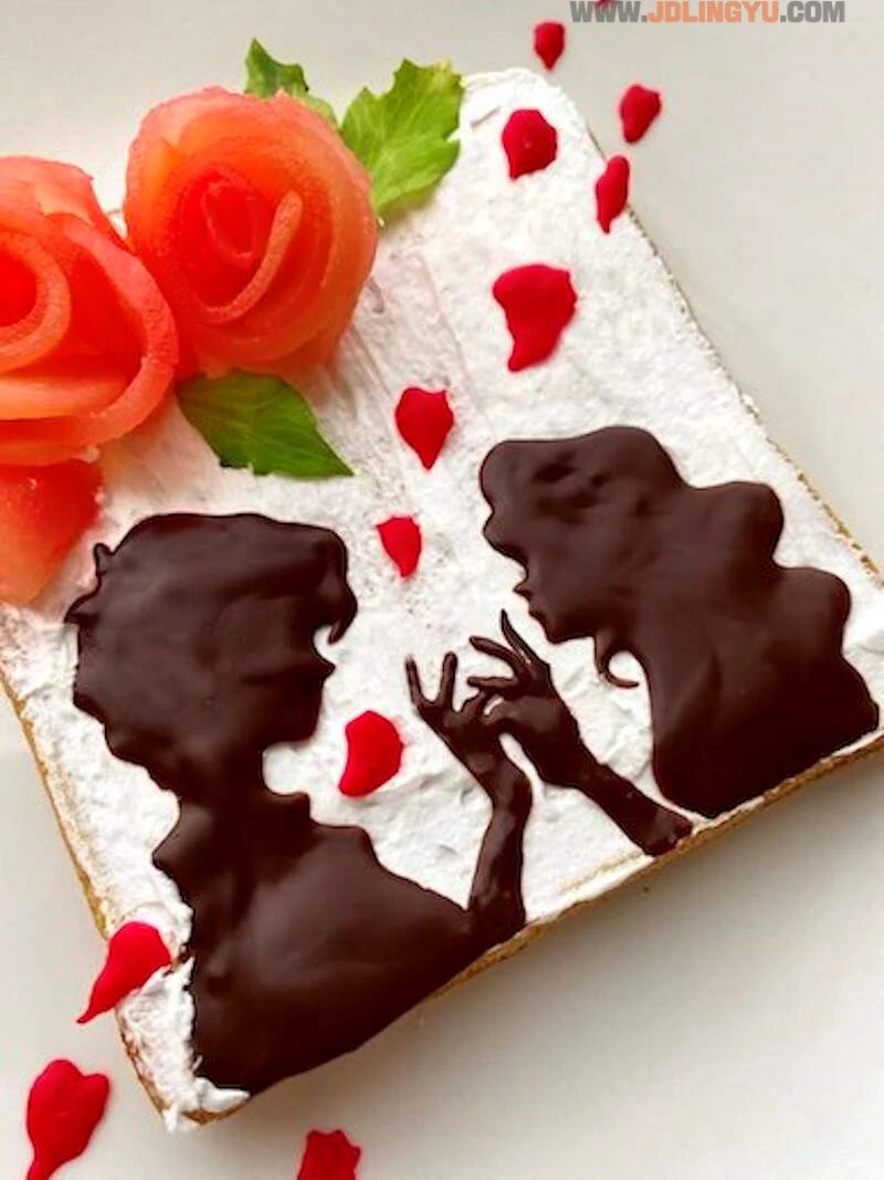 《美少女战士吐司艺术》用巧克力笔与水果搭配的漂亮画面