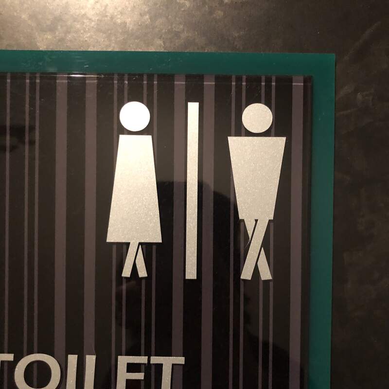《知名作家批评厕所设计》取消红蓝颜色区别男女很糟糕？赶着上厕所的时候肯定会出事插图