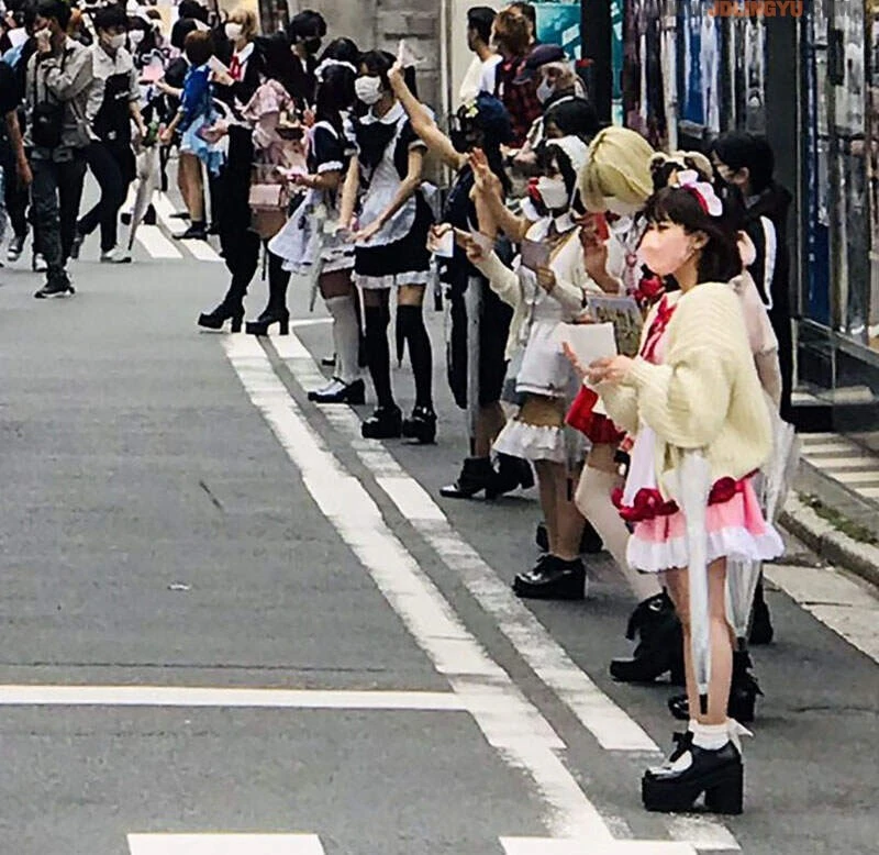 《秋叶原傻眼拉客乱象》每三步站一个性感女仆 网友质疑这么夸张竟然无法管?