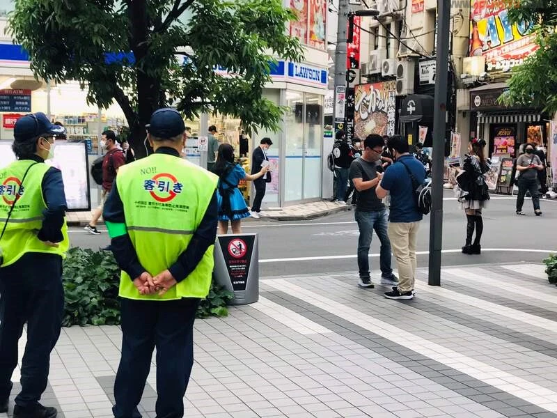 《秋叶原傻眼拉客乱象》每三步站一个性感女仆 网友质疑这么夸张竟然无法管?