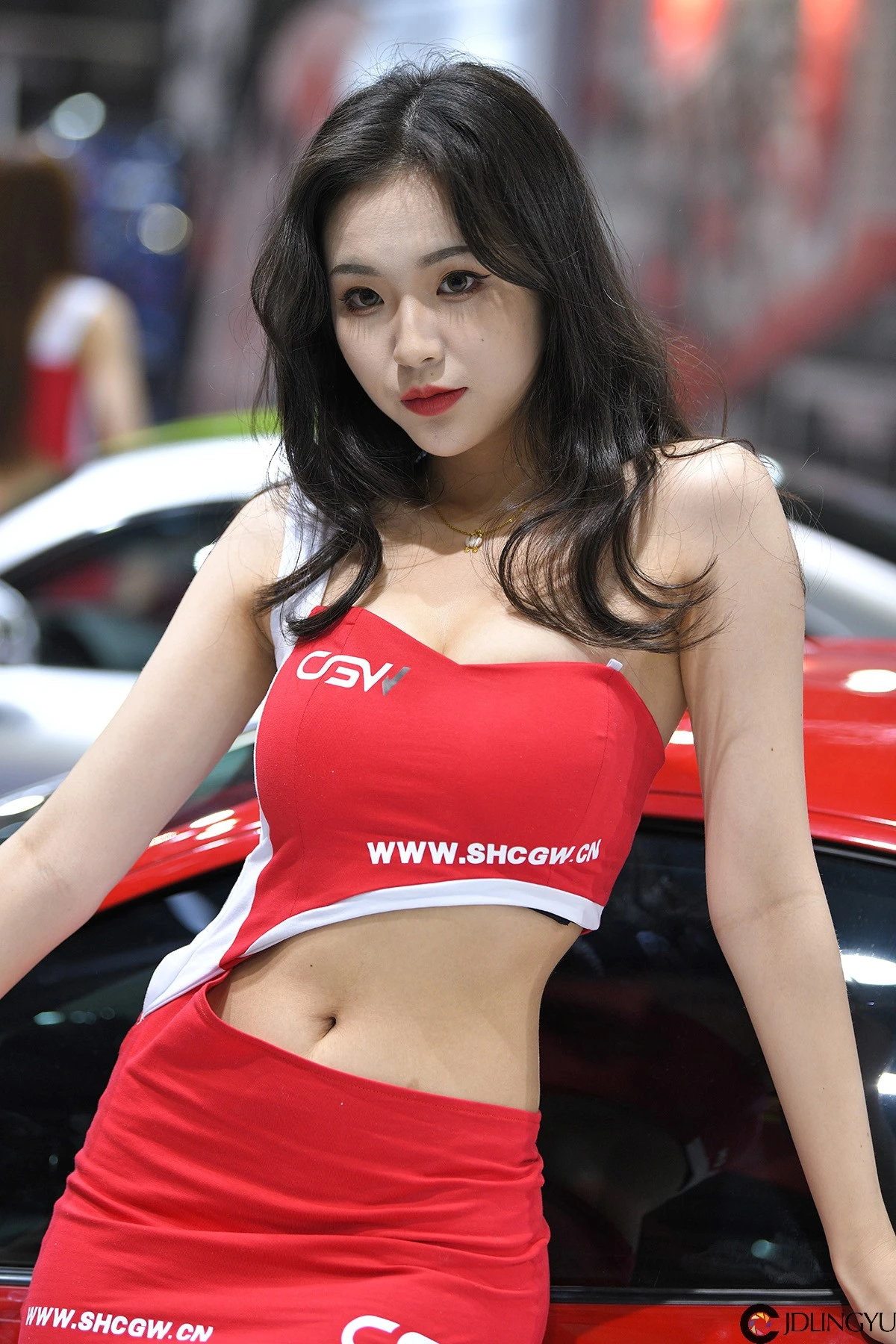 红裙车模美女