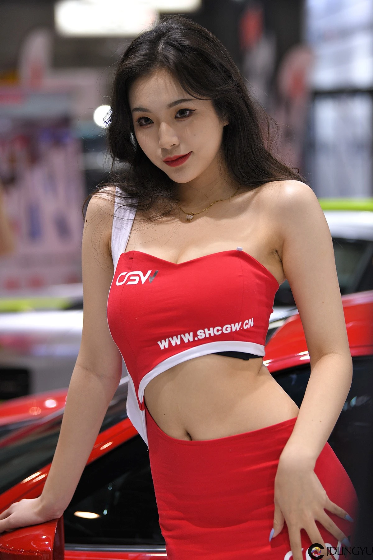红裙车模美女