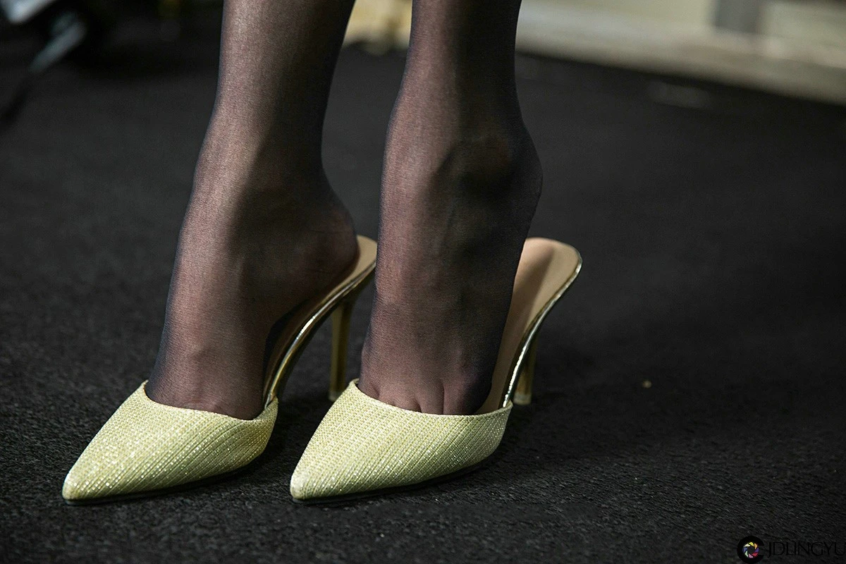 [IESS异思趣向] 模特：婉苹《阳台上的一缕白》