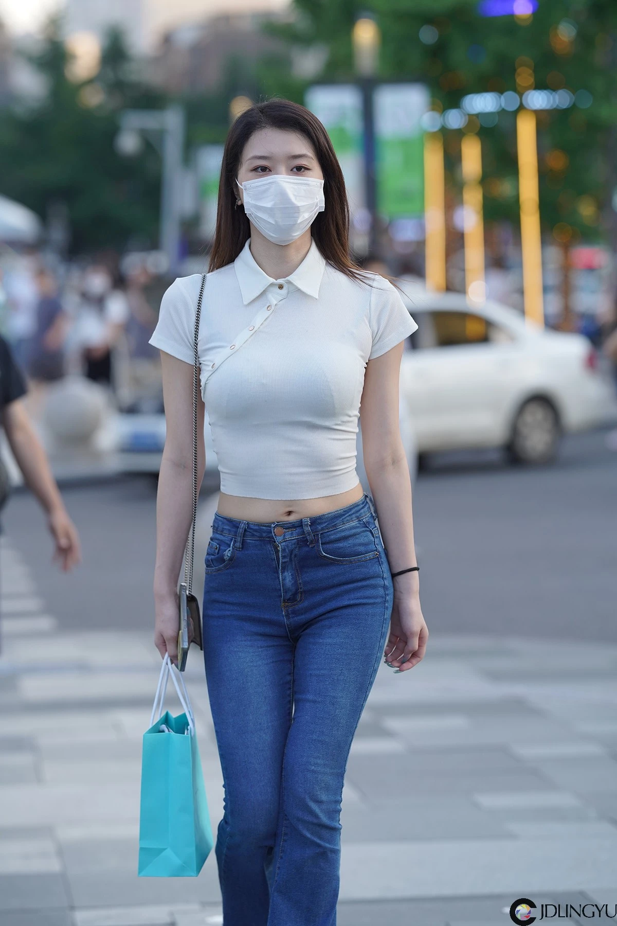 街拍牛仔裤长腿美女