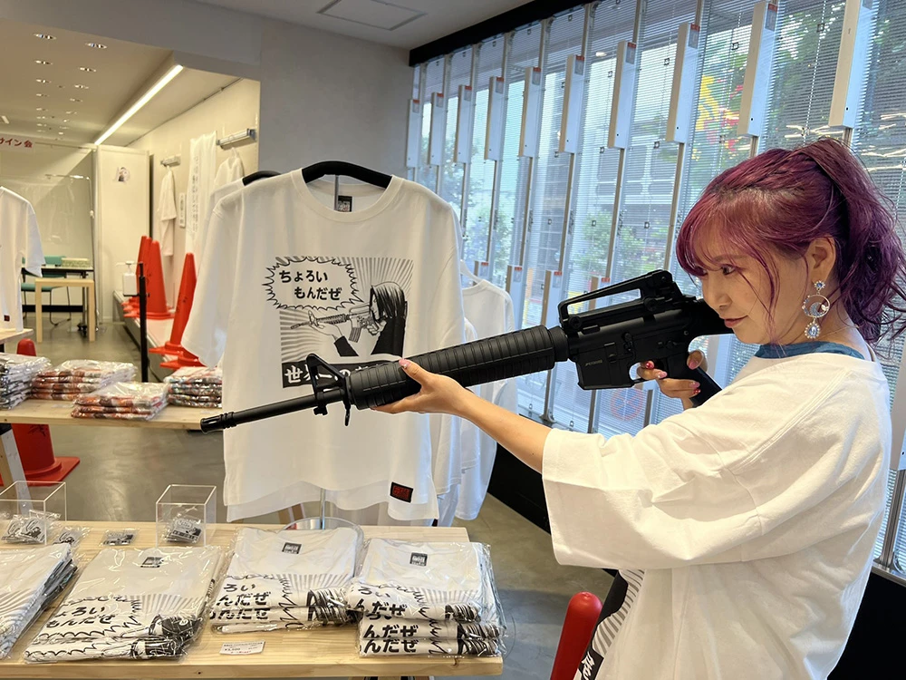 「霸王爱人」新条真由失误作画《错误持枪姿势群嘲２０年》！现在变周边卖一波啦！