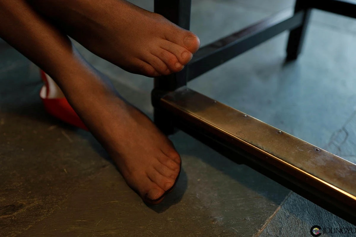 [IESS异思趣向] 模特：小婕《红色跟底一身轻》