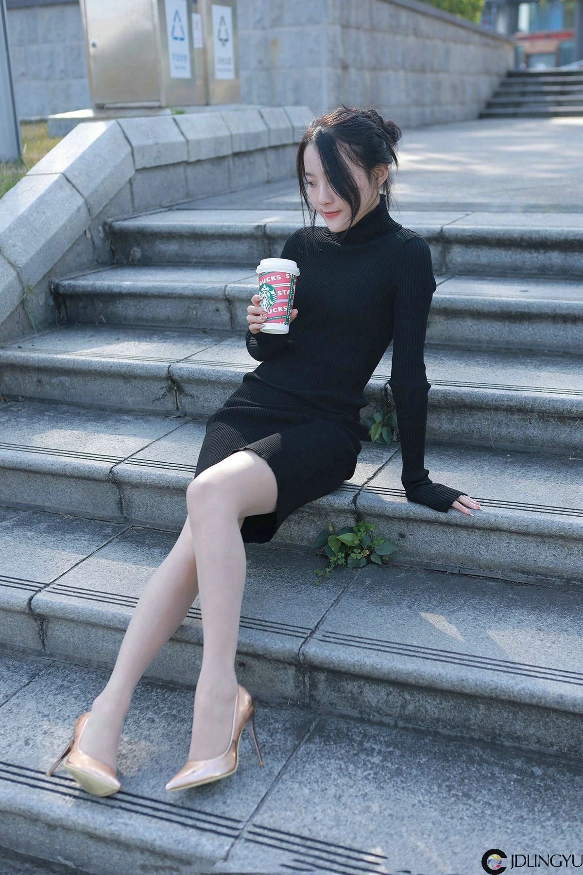 [IESS异思趣向] 模特：婉萍《黑色包臀裙》