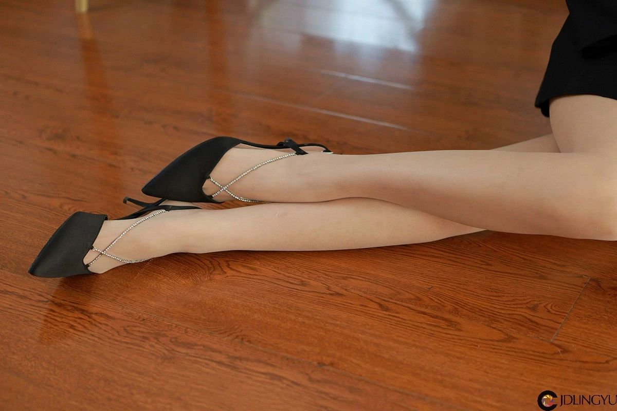 [IESS异思趣向] 模特：小宝《黑色百褶裙》