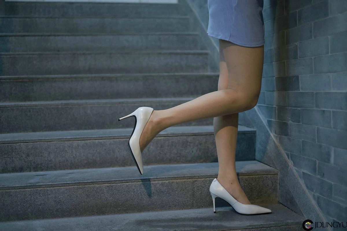 [IESS异思趣向] 模特：婉苹《楼梯间的蓝衣美女》