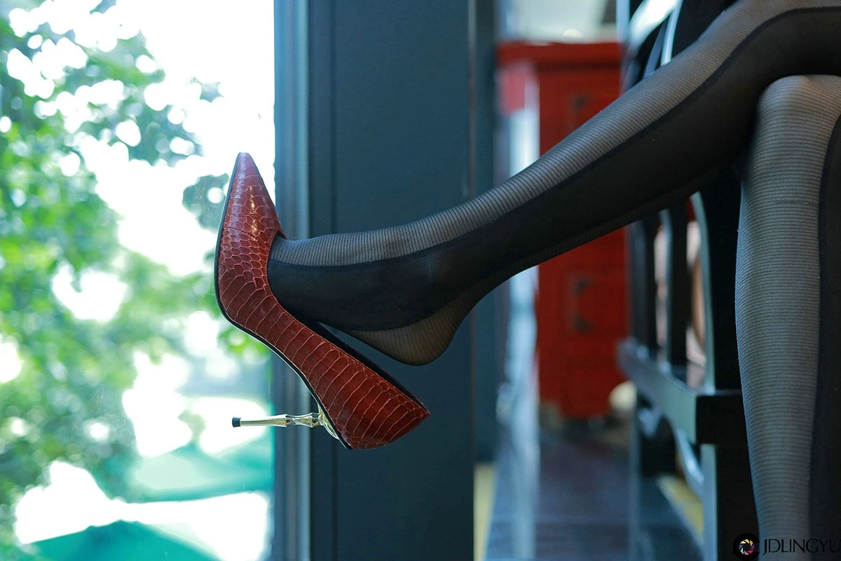 [IESS异思趣向] 模特：婉萍《OL黑丝御姐》