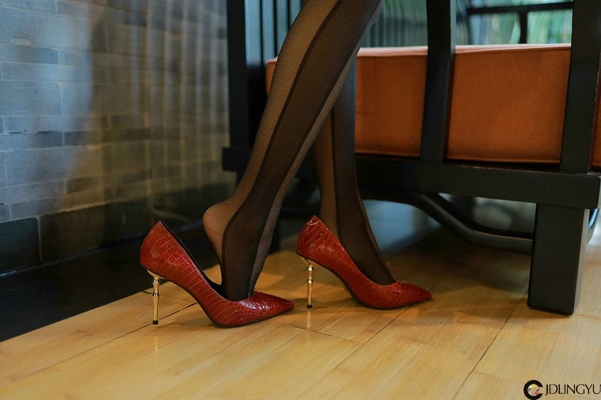 [IESS异思趣向] 模特：婉萍《OL黑丝御姐》