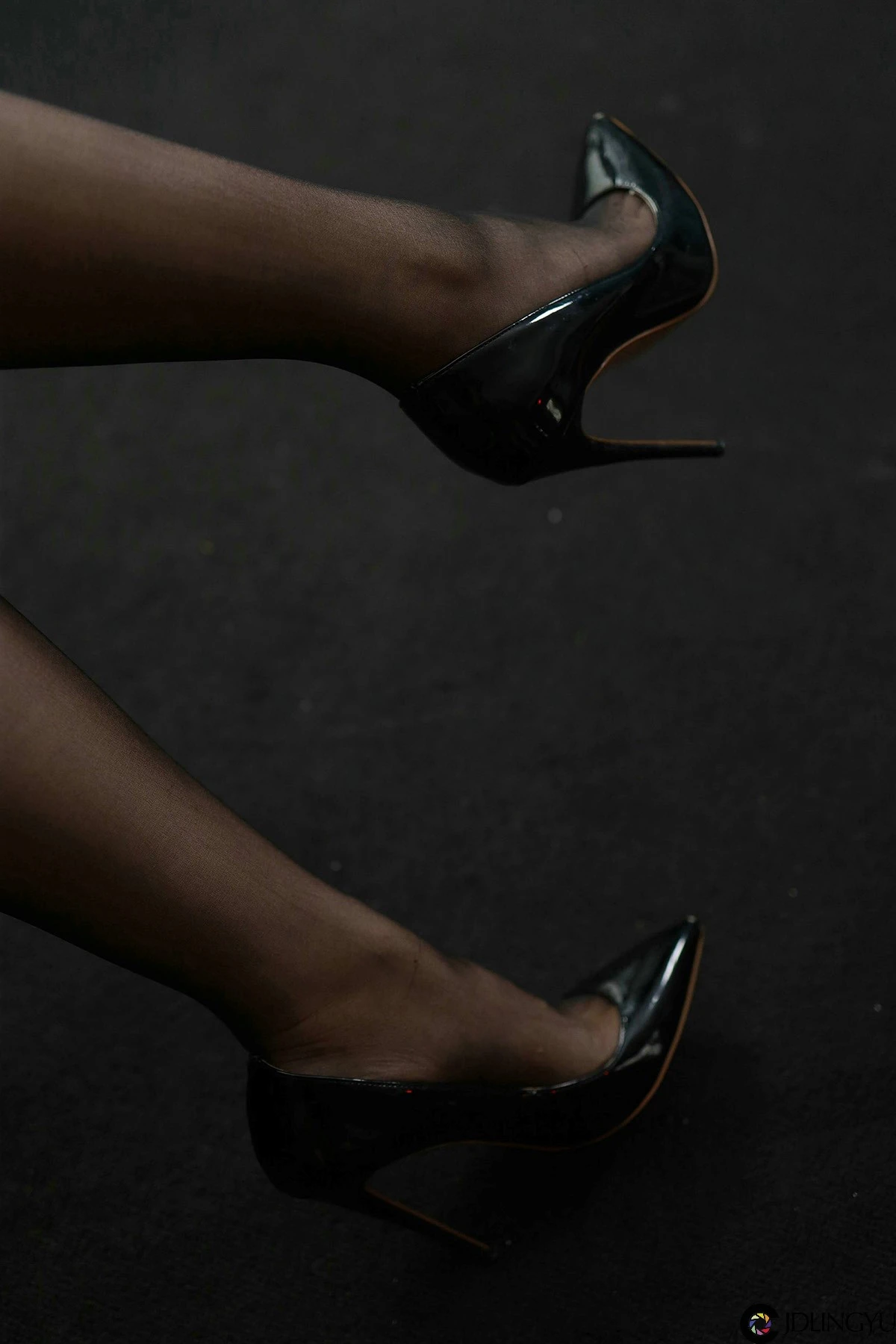 [IESS异思趣向] 模特：小婕《挂脖连衣裙》