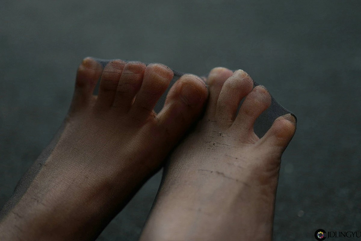 [IESS异思趣向] 模特：小婕《挂脖连衣裙》