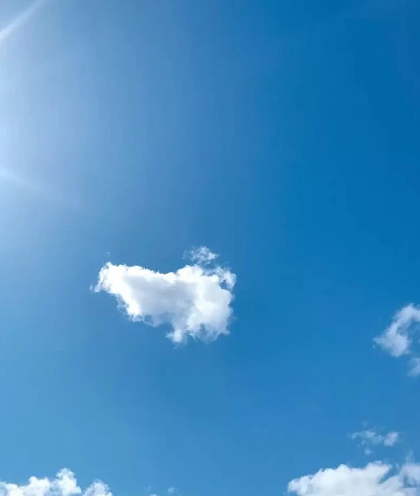 天然造景!网友热议《形状奇特的白云》看久了很像熟悉的那根大热狗?