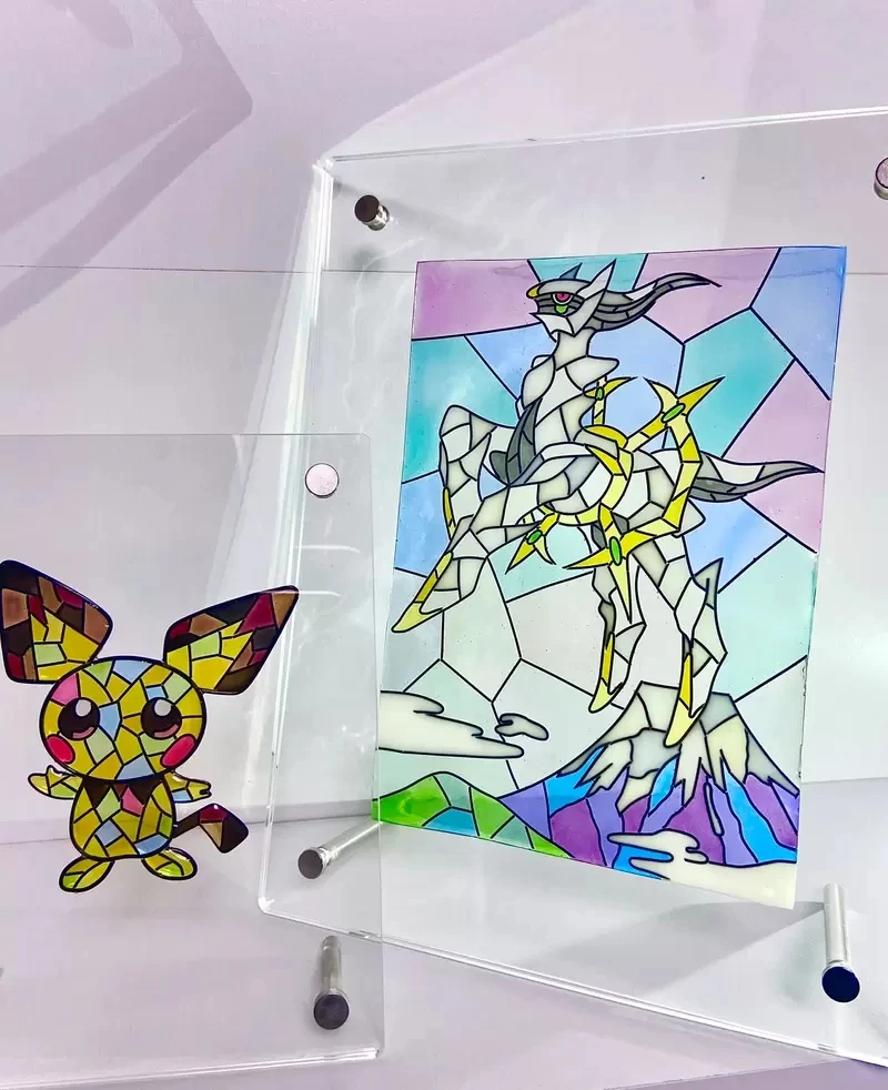 网友制作《玻璃彩绘风格宝可梦》太美了！漂亮的作品在太阳下闪耀