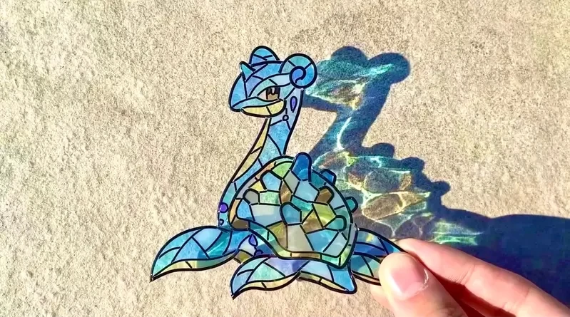 网友制作《玻璃彩绘风格宝可梦》太美了！漂亮的作品在太阳下闪耀