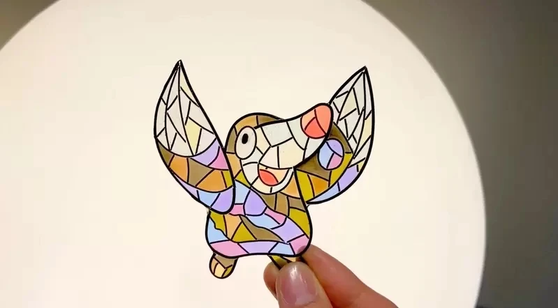 网友制作《玻璃彩绘风格宝可梦》太美了！漂亮的作品在太阳下闪耀