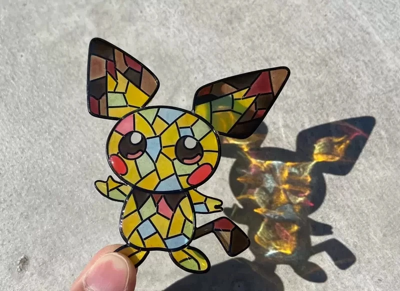 网友制作《玻璃彩绘风格宝可梦》太美了！漂亮的作品在太阳下闪耀
