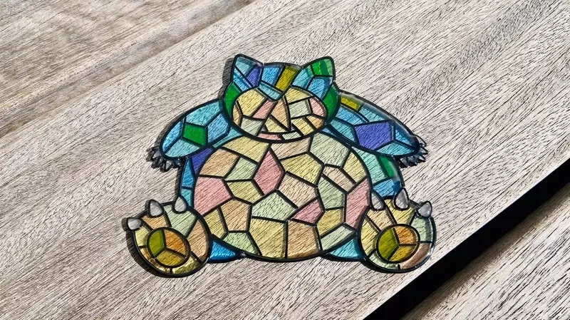 网友制作《玻璃彩绘风格宝可梦》太美了！漂亮的作品在太阳下闪耀