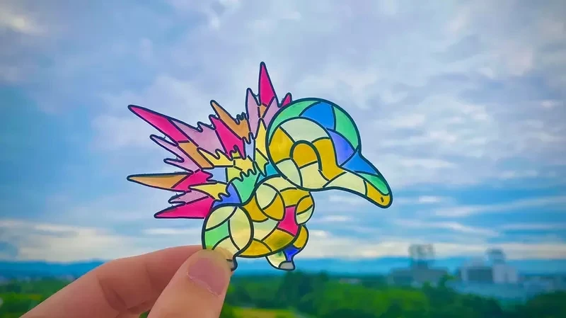 网友制作《玻璃彩绘风格宝可梦》太美了！漂亮的作品在太阳下闪耀
