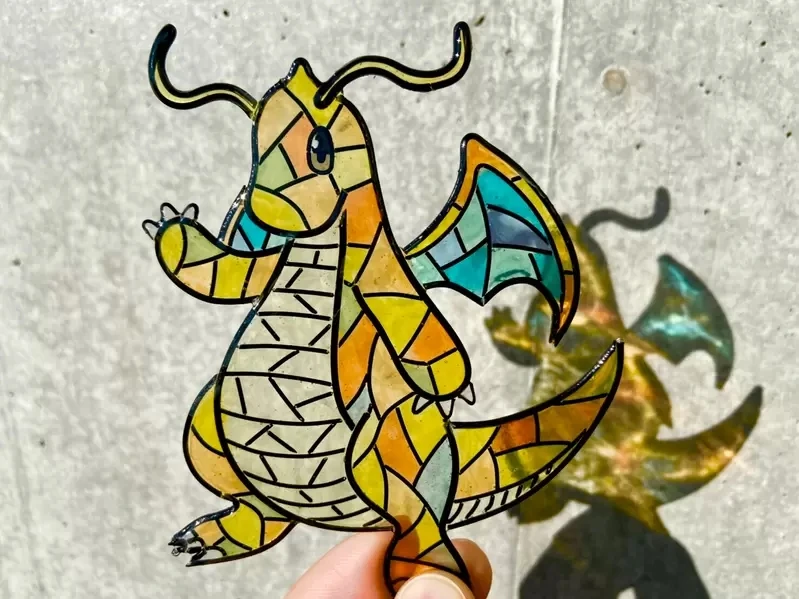 网友制作《玻璃彩绘风格宝可梦》太美了！漂亮的作品在太阳下闪耀