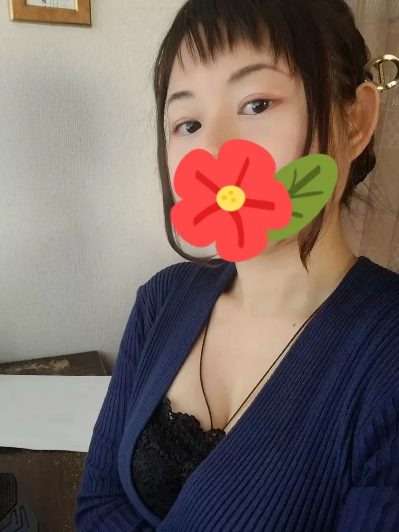 《巨乳作家捍卫身材战网友》大头贴前凸后翘被批评物化女性 公开照片证明自己的乳真的这么巨