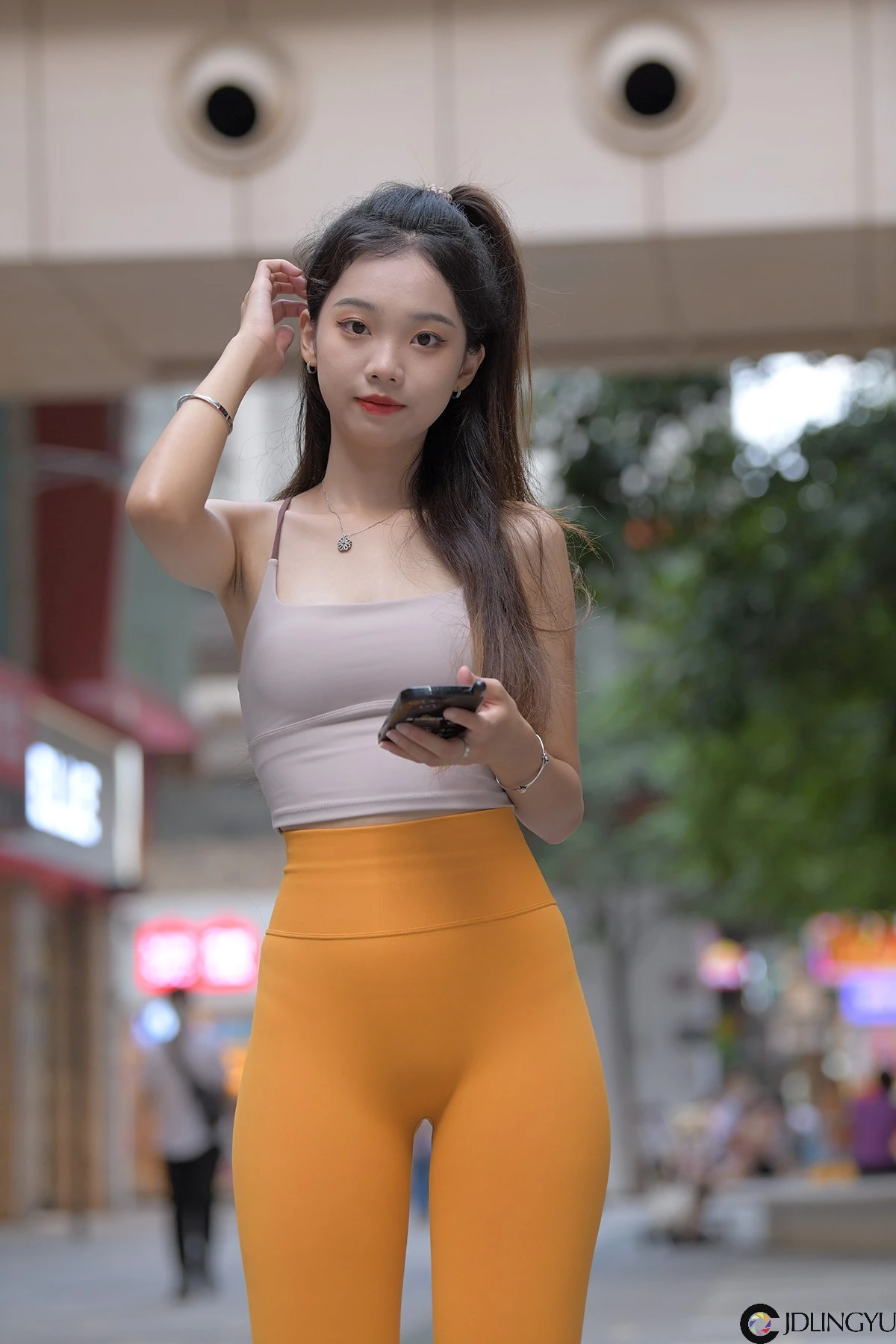 黄色瑜伽裤小妹