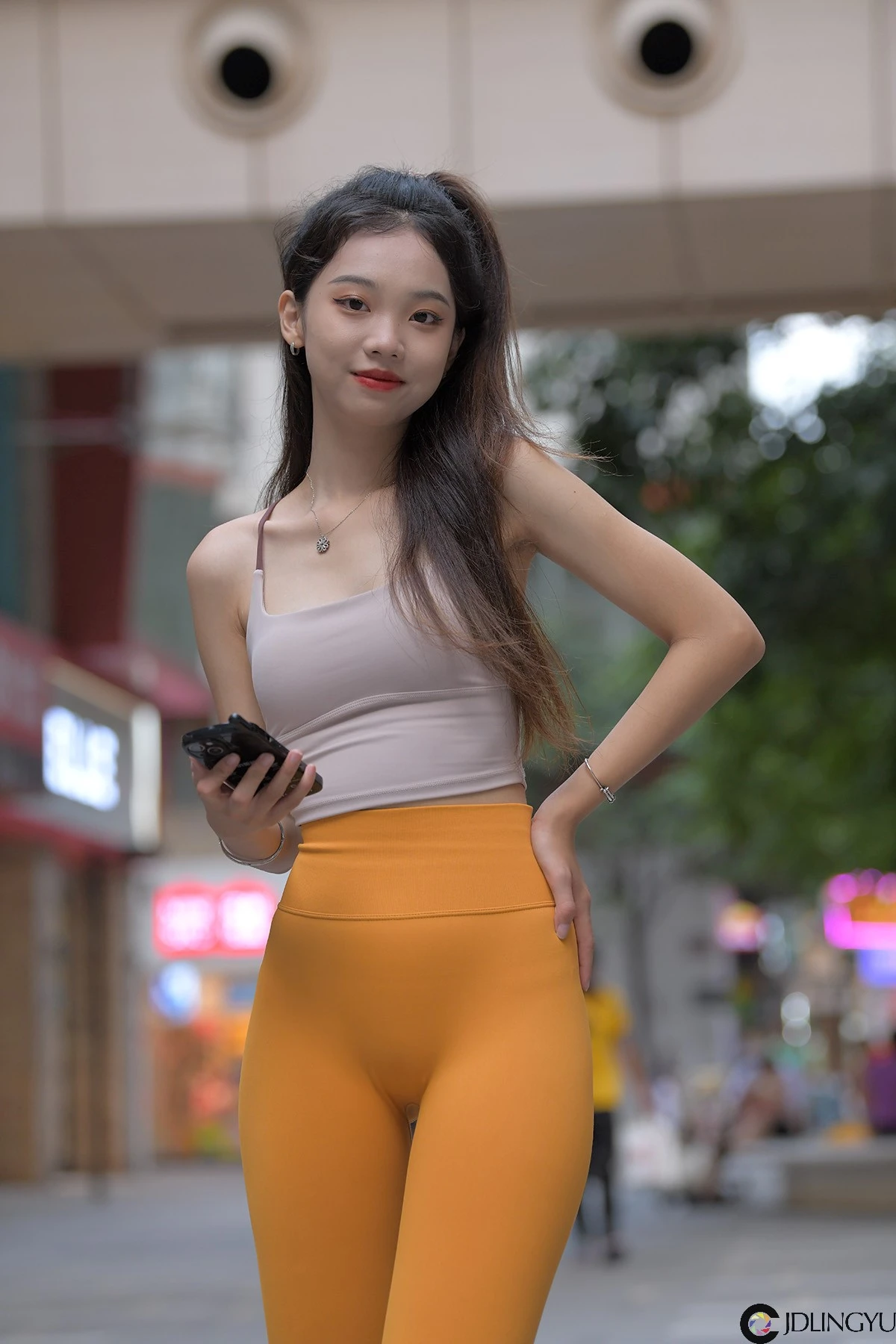 黄色瑜伽裤小妹