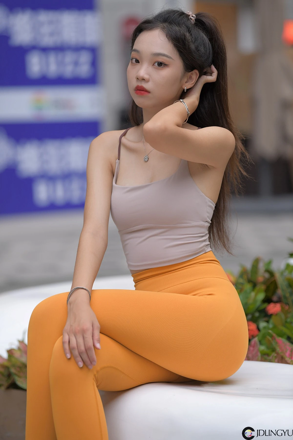 黄色瑜伽裤小妹