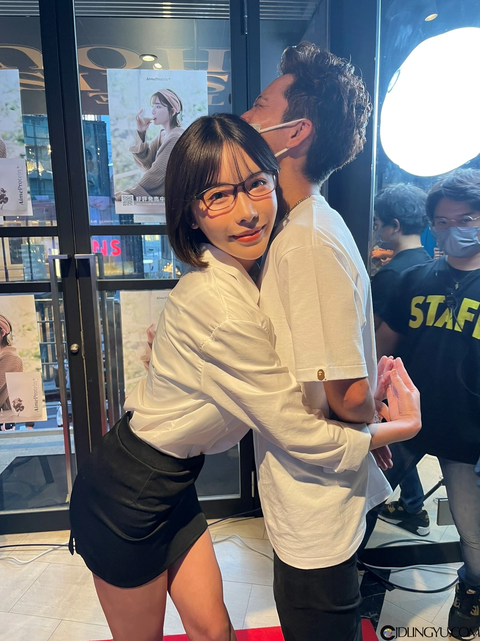 AV女友《深田咏美》举办24小时免费拥抱，粉丝表情很享受！插图9