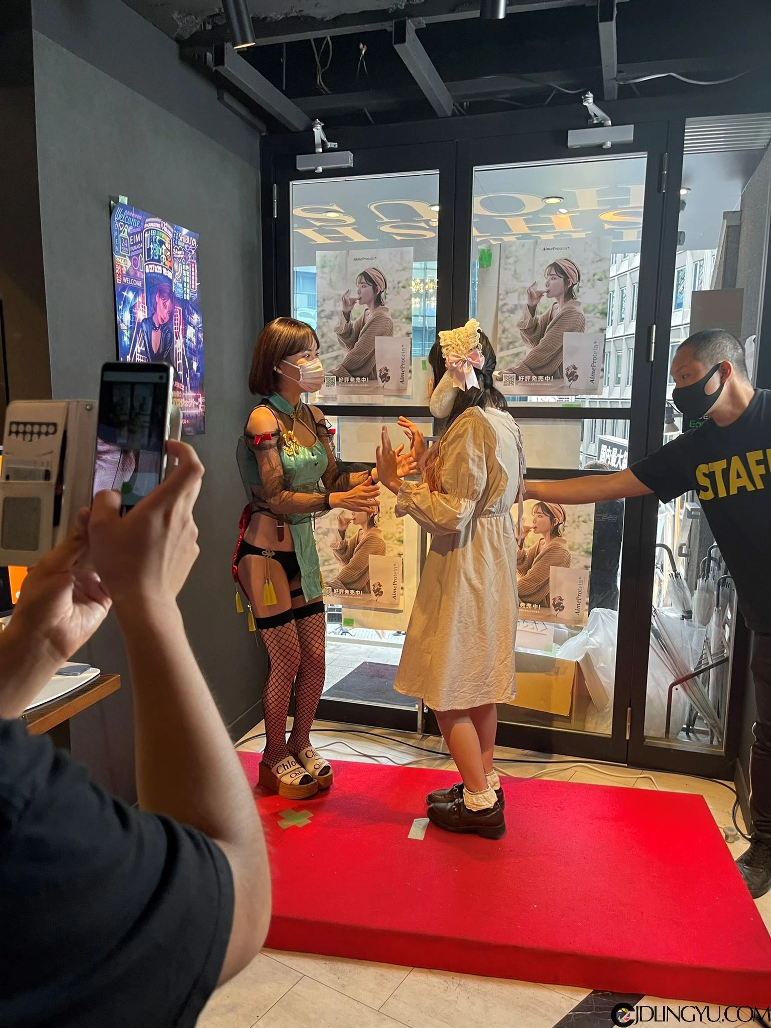 AV女友《深田咏美》举办24小时免费拥抱，粉丝表情很享受！插图13
