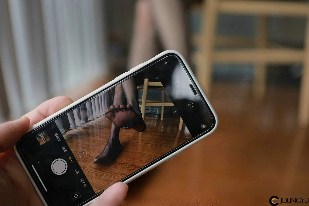 [IESS异思趣向] 模特：小六《红裙嘿丝自拍》