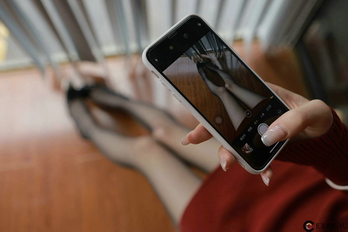 [IESS异思趣向] 模特：小六《红裙嘿丝自拍》