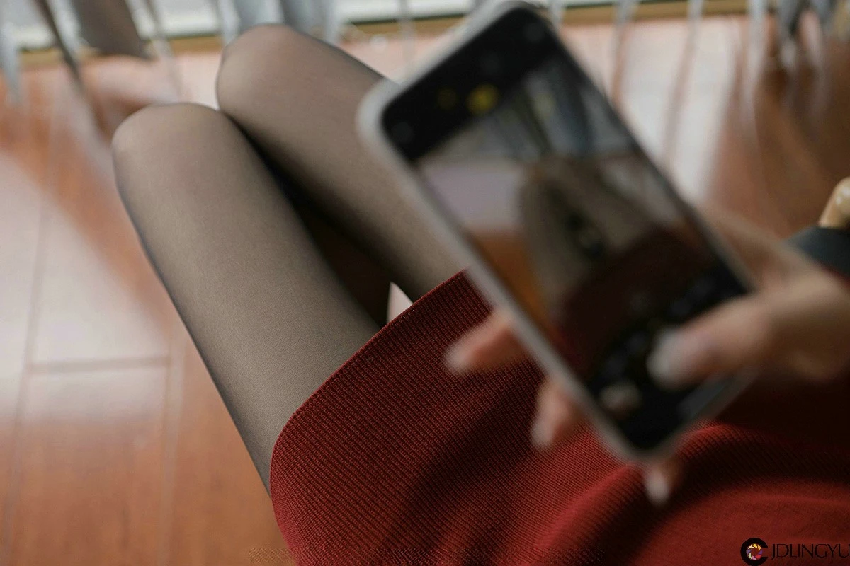 [IESS异思趣向] 模特：小六《红裙嘿丝自拍》