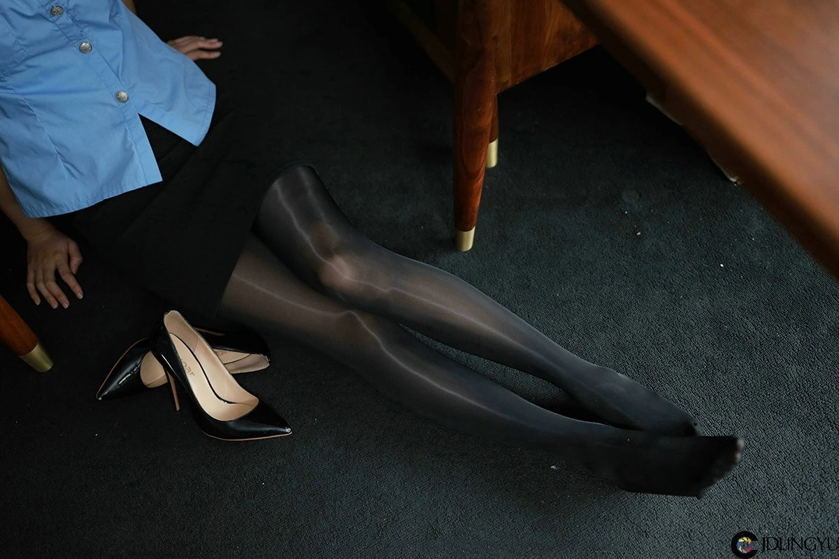 [IESS异思趣向] 模特：婉苹《暗夜里的制服》