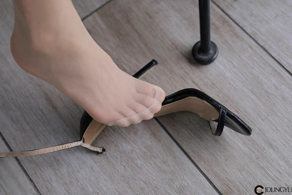 [IESS异思趣向] 模特：小六《白色OL装》