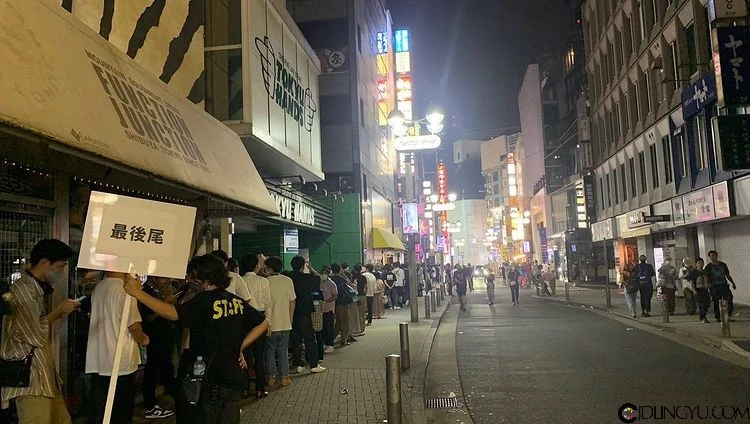 AV女友《深田咏美》举办24小时免费拥抱，粉丝表情很享受！插图3