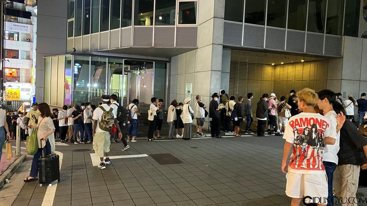 AV女友《深田咏美》举办24小时免费拥抱，粉丝表情很享受！插图1
