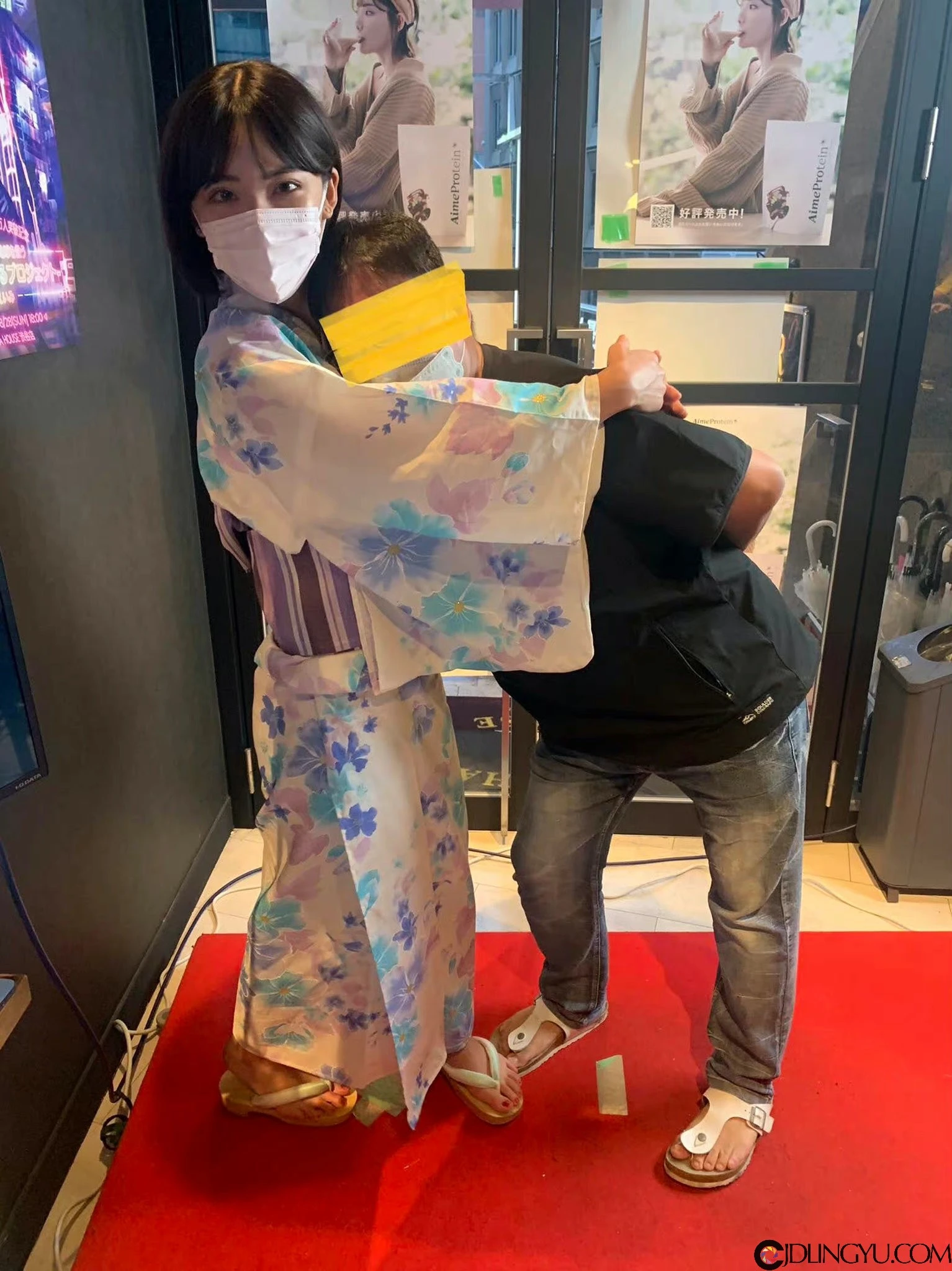 AV女友《深田咏美》举办24小时免费拥抱，粉丝表情很享受！插图11