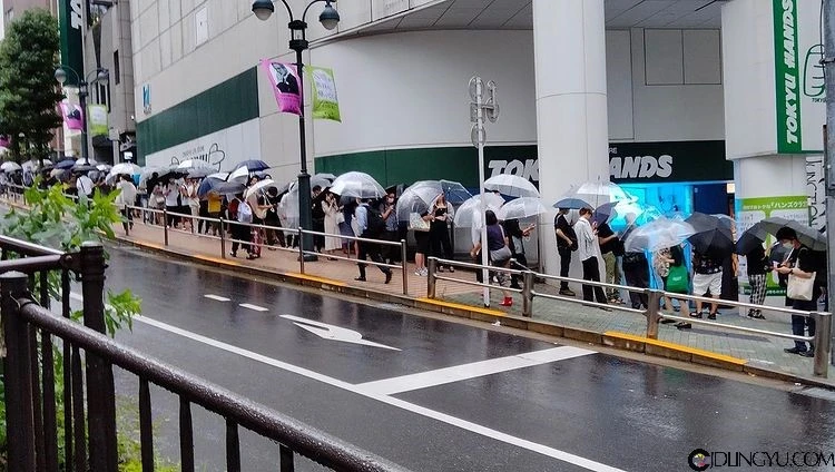 AV女友《深田咏美》举办24小时免费拥抱，粉丝表情很享受！插图2