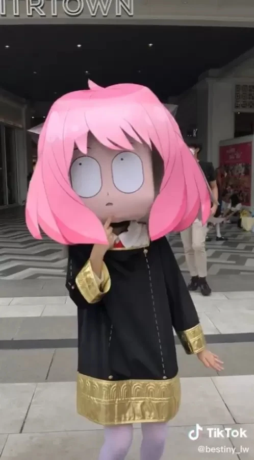 《川剧变脸式的安妮亚cosplay》网络爆红！荷包蛋哭哭脸一秒切换嘲讽鄙视笑『⌓‿⌓』不用靠演技