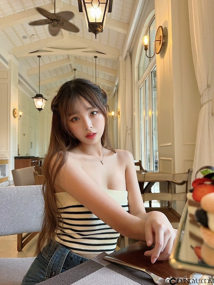 大眼正妹「夏木颖mumu」平口装用餐曲线极佳，惹火美肌要迷倒客人了！插图2