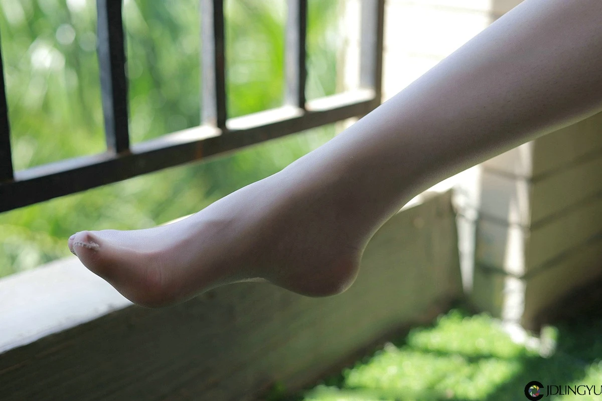 [IESS异思趣向] 模特：小七《一字肩短裙》